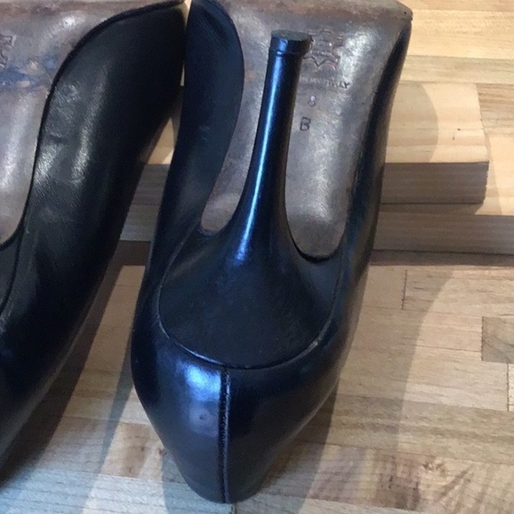 Saks Fifth Avenue Black Leather Pointed Toe Heels Size 8 B - Picture 10 of 12
